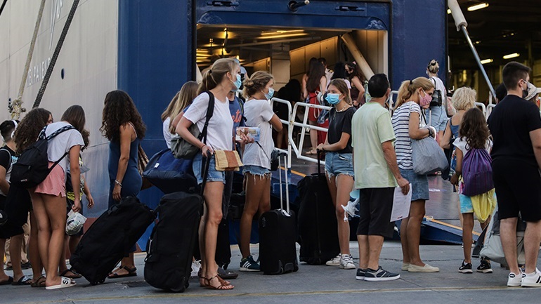 Υποχρεωτική χρήση μάσκας σε ταξί και φαρμακεία – Τι θα ισχύσει για τα πλοία