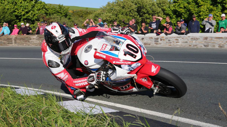 Πεζοδρόμια, χαντάκια, φανάρια, διαβάσεις και... μοτοσικλέτες που κινούνται με απαγορευτικές ταχύτητες!