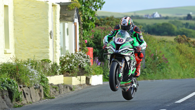 Πάμε βόλτα στο TT Isle of Man με τον θρύλο John McGuinness