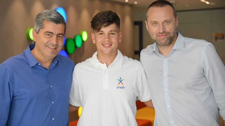 Ο Αναπληρωτής Διευθύνων Σύμβουλος του ΟΠΑΠ, Οδυσσέας Χριστοφόρου, ο ΟΠΑΠ Champion Νίκος Παπαγγελής, και o Chief Marketing Officer του ΟΠΑΠ, Γιάννης Ρόκκας