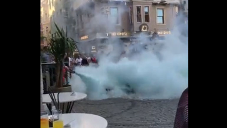 Κωνσταντινούπολη: Άνδρας αυτοπυρπολήθηκε και ο κόσμος τον τραβούσε βίντεο – ΠΡΟΣΟΧΗ: Πολύ σκληρές εικόνες