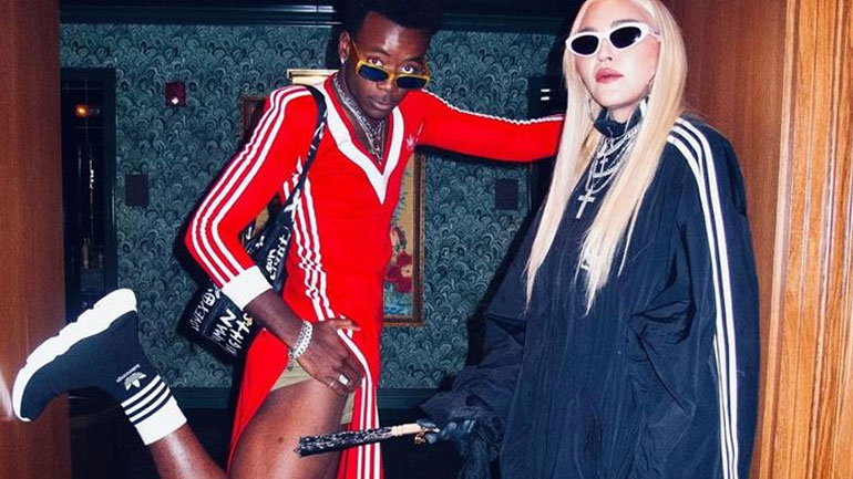 Madonna: Η ιστορία πίσω από το κόκκινο φόρεμα που φόρεσε ο 16χρονος γιος της σε πρόσφατη εμφάνιση