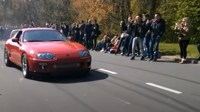 Κανείς δεν εντυπωσιαζόταν από τα supercars μέχρι που εμφανίστηκε η Supra και έγινε χαμός!