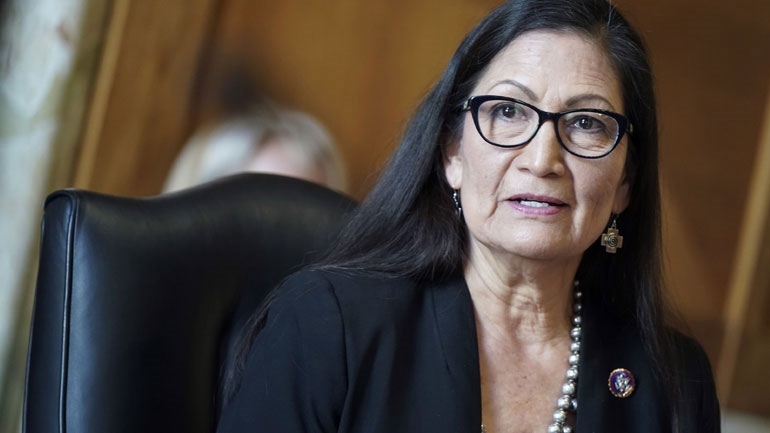 Θετική στον κορωνοϊό η υπουργός Εσωτερικών των ΗΠΑ