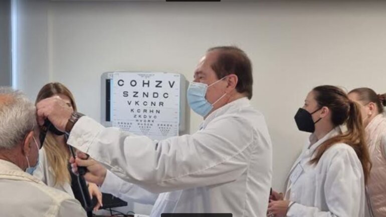 Metropolitan Hospital: Το πρώτο ιδιωτικό θεραπευτήριο στο οποίο εμφυτεύεται μικροσκοπικό τηλεσκόπιο σε ασθενείς με εκφύλιση ωχράς κηλίδας