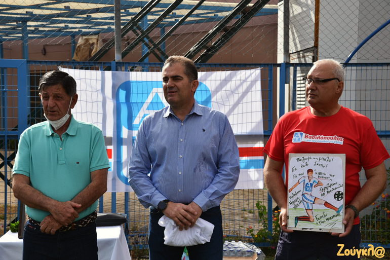 (από αριστερά) Ο κ. Μανώλης Θεοδώρου, Πρόεδρος της ομάδας των παλαίμαχων ποδοσφαιριστών της Καλαμάτας, ο κ. Θανάσης Βασιλόπουλος, Δήμαρχος Καλαμάτας και ο κ. Γεώργιος Κατσιφώλης, υπεύθυνος του Καταστήματος 1 της ΑΒ Βασιλόπουλος στην Καλαμάτα