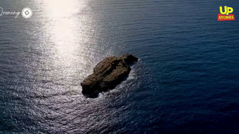 Αυτό σίγουρα δεν το γνωρίζατε. Το νησάκι ανοιχτά της Βουλιαγμένης που έγινε κυριολεκτικά της… Πόπης Up’ο ψηλά