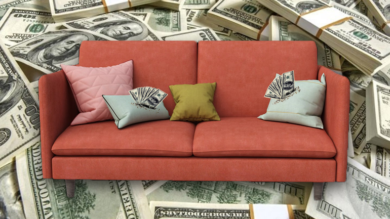 Αμερικανίδα ανακάλυψε 36.000 δολάρια στα μαξιλάρια καναπέ που της χάρισαν από το Ίντερνετ