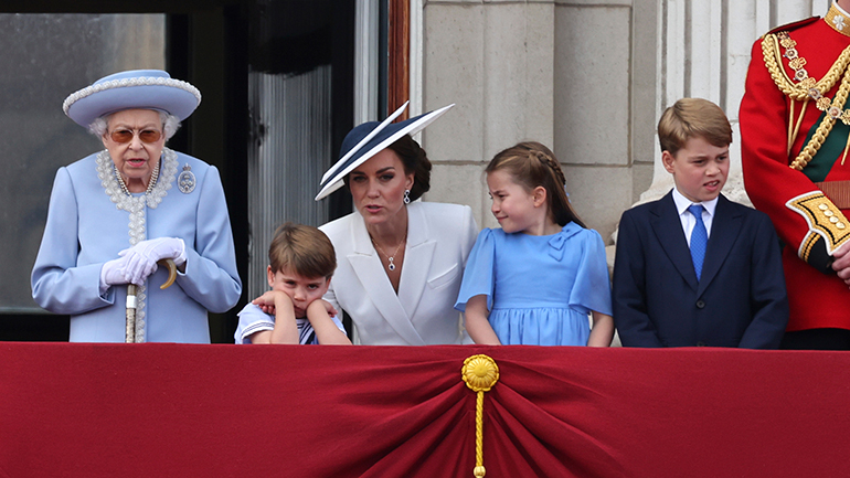 Ο πρίγκιπας Λούι έκλεψε τις καρδιές των Βρετανών στους εορτασμούς για το ιωβηλαίο της βασίλισσας Ελισάβετ