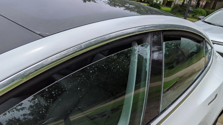 Τα παρκαρισμένα Tesla θα κλείνουν αυτόματα τα παράθυρα εάν αρχίσει να βρέχει