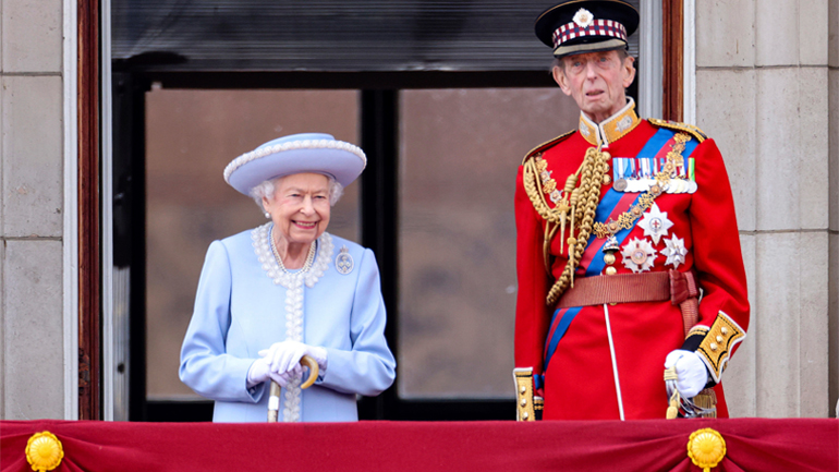 Η βασίλισσα Ελισάβετ επευφημήθηκε στον εξώστη των ανακτόρων του Μπάκιγχαμ