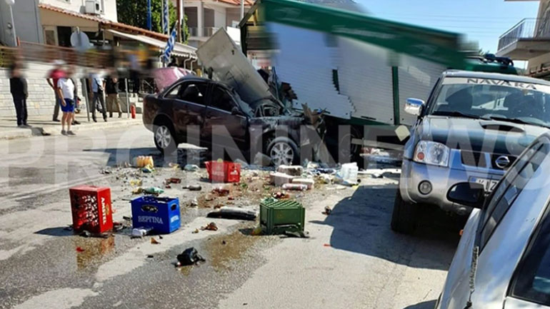 Τροχαίο με τρεις νεκρούς στην Καβάλα – Αυτοκίνητο έπεσε σε πεζό και οχήματα Τροχαίο με τρεις νεκρούς στην Καβάλα – Αυτοκίνητο έπεσε σε πεζό και οχήματα