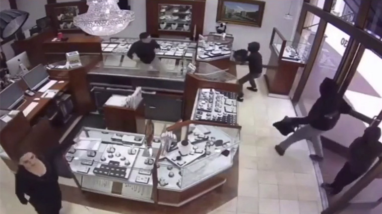 Συμμορία μπήκε να κλέψει σε λάθος κοσμηματοπωλείο