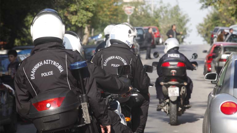 Άνδρες της ΔΙΑΣ άνοιξαν δρόμο για ετοιμόγεννη γυναίκα