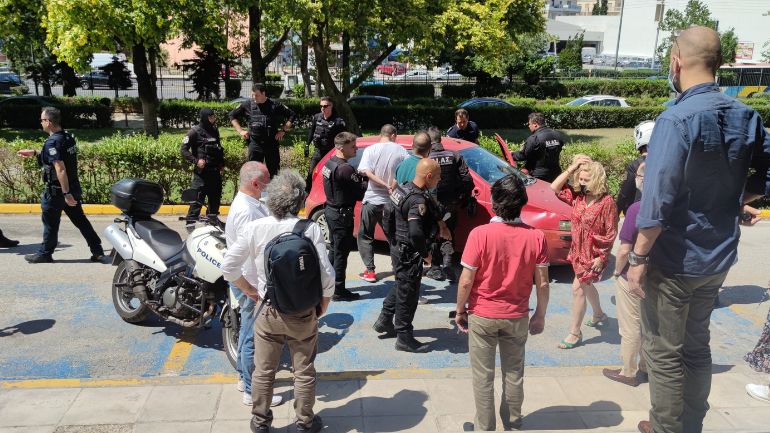 Συνεργάτης της ΕΡΤ εισέβαλε με ρόπαλο στο Ραδιομέγαρο της Αγίας Παρασκευής Συνεργάτης της ΕΡΤ εισέβαλε με ρόπαλο στο Ραδιομέγαρο της Αγίας Παρασκευής