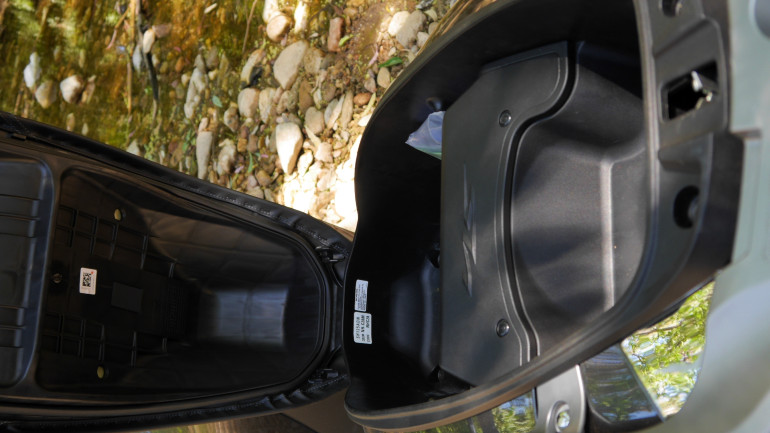 Χώρος αποθήκευσης για ένα full face, μικροαντικείμενα και USB θύρα φόρτισης.