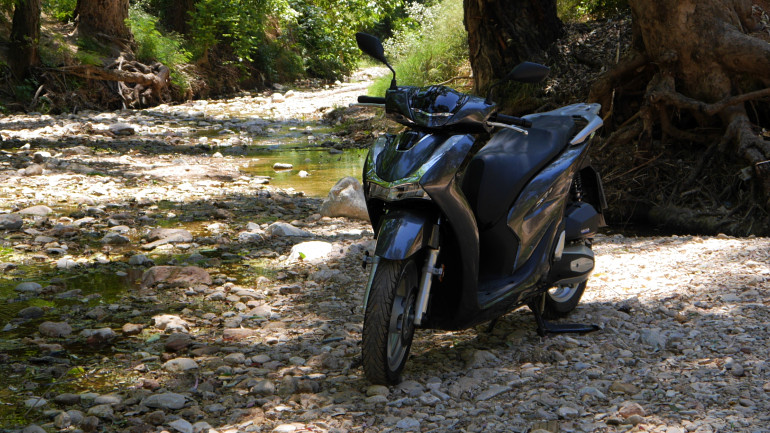 LED φωτιστικά σώματα εμπρός και πίσω με DRL φώτα ημέρας.