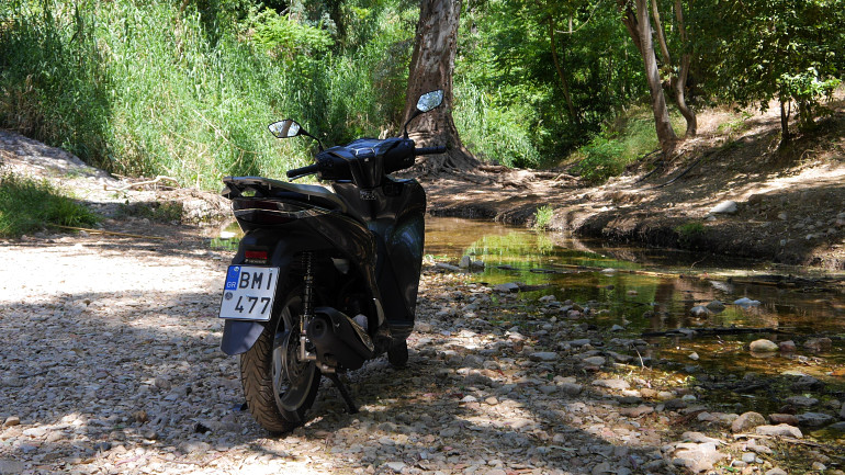 Λεπτή σιλουέτα και άνετη θέση για οδηγό και συνεπιβάτη.