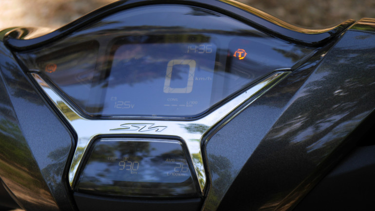 Δύο LCD οθόνες οι οποίες ελέγχονται από διακόπτες στην αριστερή πλευρά του τιμονιού.