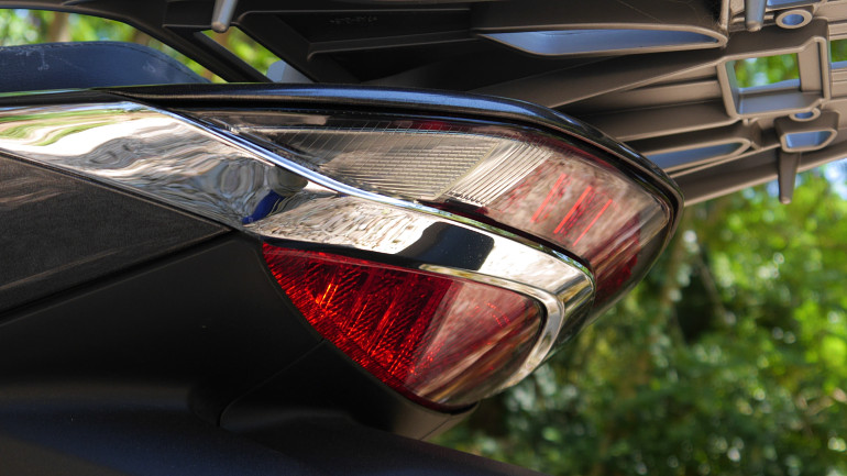 Χαρακτηριστικό το πίσω φωτιστικό σώμα από την οικογένεια των SH.