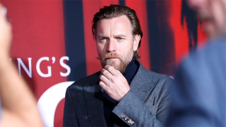 Ο Γιούαν ΜακΓκρέγκορ στηρίζει τη Μόουζες Ίνγκραμ για τα ρατσιστικά σχόλια που δέχτηκε