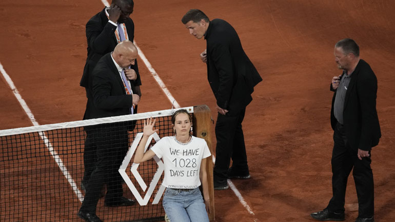 Ρολάν Γκαρός: Διαδηλώτρια εισέβαλε στο κορτ και… δέθηκε στο φιλέ!