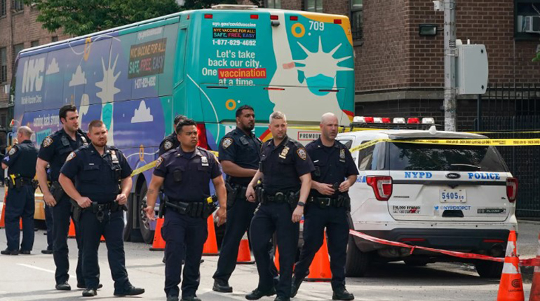 Νέα Υόρκη: Πυροβόλησαν λεωφορείο στο οποίο γίνονται εμβολιασμοί για τον κορωνοϊό