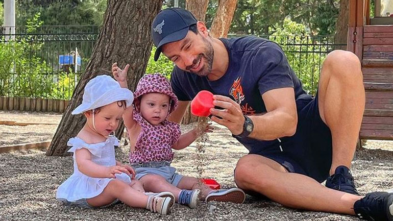 Σάκης Τανιμανίδης για τις δίδυμες κόρες του: «Δυστυχώς μοιάζουν σε εμένα»