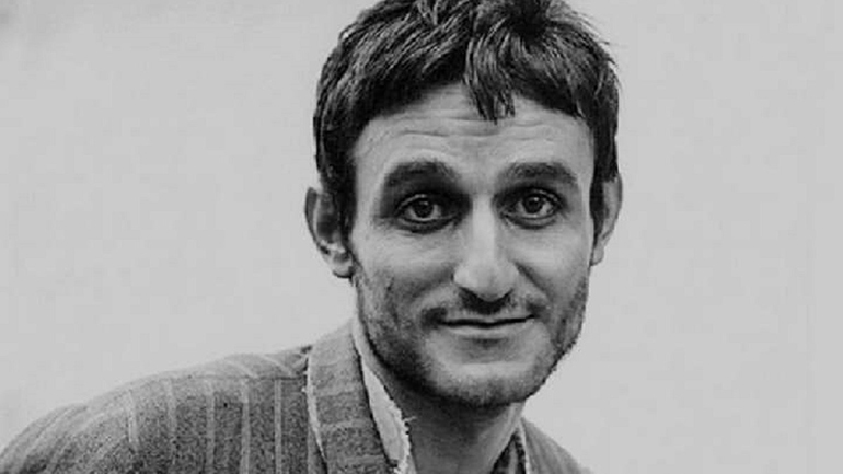 Δέκα πέντε χρόνια χωρίς τον Σωτήρη Μουστάκα – Το πηγαίο ταλέντο, το… Όσκαρ και το πάθος του τζόγου