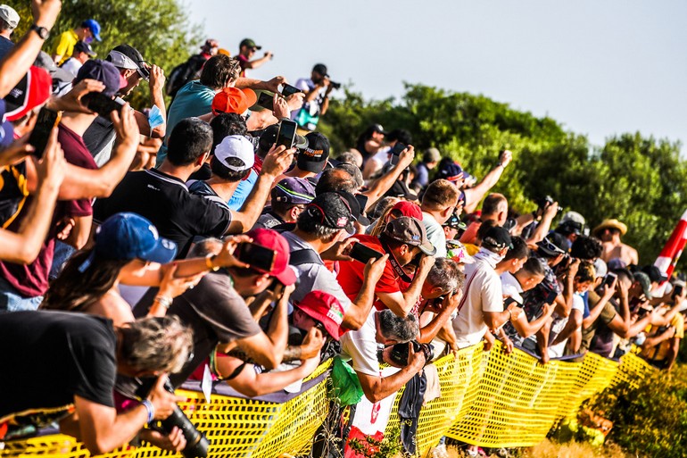 Οι ειδικές διαδρομές ήταν κατάμεστες απο θεατές που φυσικά αποζημειώθηκαν απο τα περάσματα των αγωνιστικών