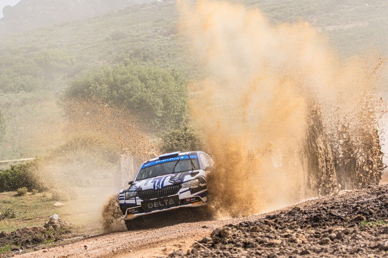 Το πλήρωμα με την ελληνική σημαία στον ουρανό του Skoda Fabia Rally2 Evo σημείωσε αξιοπρεπείς χρόνους μεταξύ των πληρωμάτων της κατηγορίας WRC2 Masters, που απευθύνεται σε οδηγούς μεγαλύτερους των 55 ετών και θα διεκδικήσει μια θέση στο βάθρο.