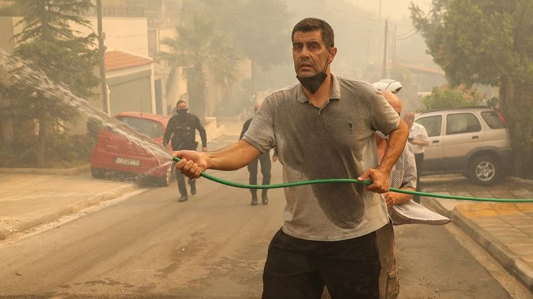 Φωτιά στη Βούλα: Στη «μάχη» με τις φλόγες ο Δημήτρης Καζάζης – Προσπαθεί με λάστιχο να σώσει το σπίτι του