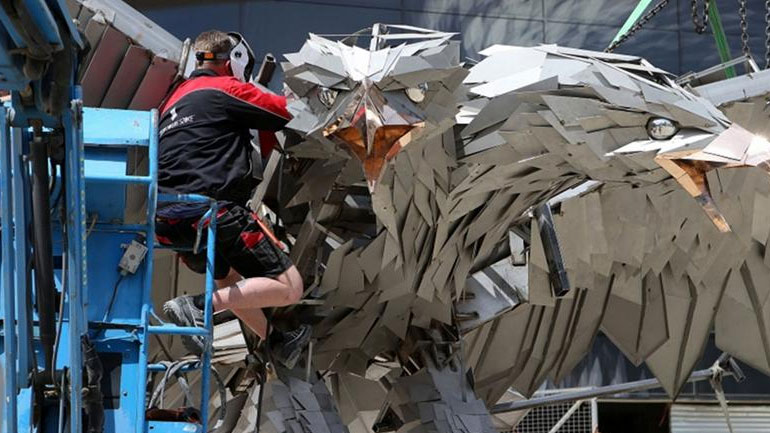 AEK: Συνεχίζεται η συναρμολόγηση του ατσάλινου αετού έξω από την «Αγιά Σοφιά-OPAP Arena»