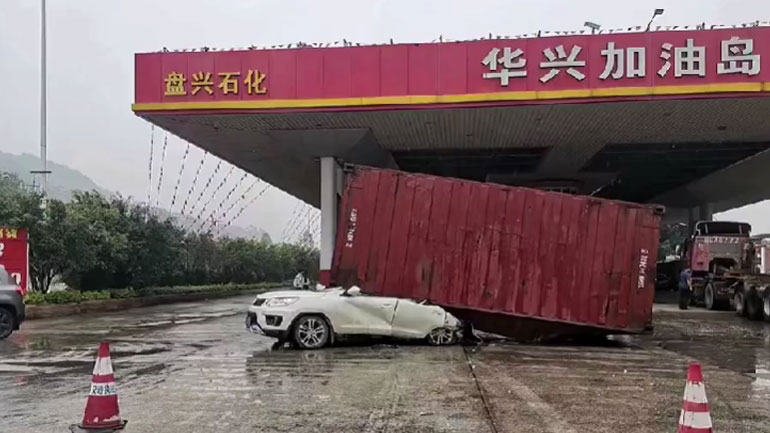 Κοντέινερ πέφτει πάνω σε οροφή αυτοκινήτου