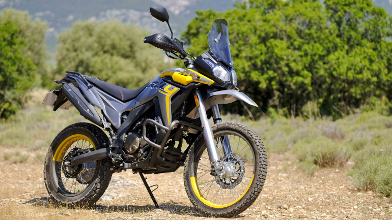 Λεπτή σιλουέτα με λιτές γραμμές και σπορ χαρακτηριστικά.