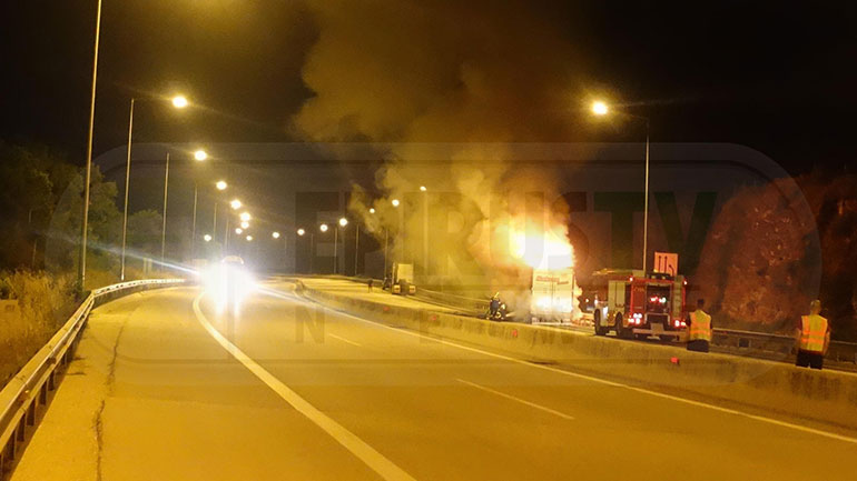 Ιωάννινα: Νταλίκα πήρε φωτιά στην Εγνατία Οδό