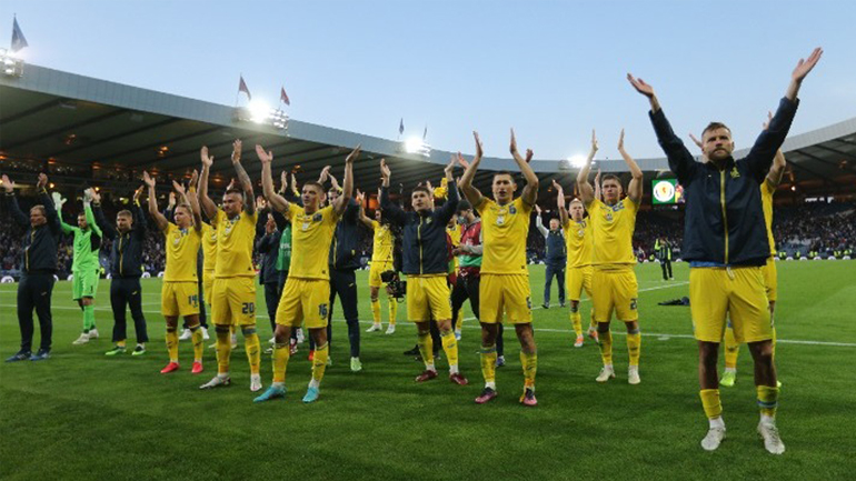 Στρατιώτες δώρισαν σημαία στους Ουκρανούς διεθνείς ενόψει του «τελικού» με την Ουαλία