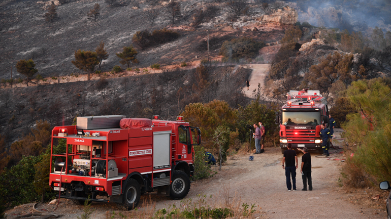 Σε ύφεση η πυρκαγιά σε Γλυφάδα, Βάρη, Βούλα- Ισχυρές δυνάμεις στα επικίνδυνα  σημεία