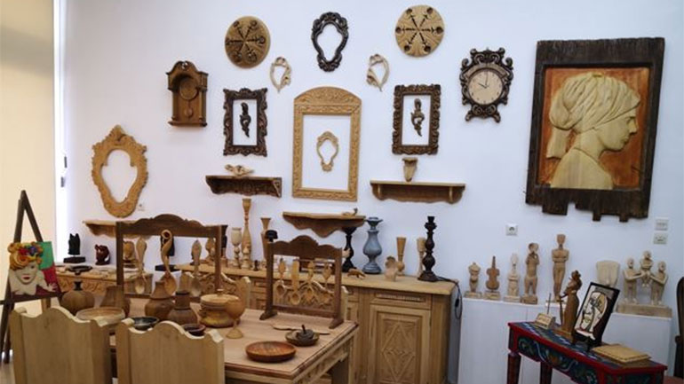 Συνεχίζουν τη λαϊκή παραδοσιακή ξυλογλυπτική τέχνη οι σπουδαστές στην Ξυλογλυπτική Σχολή Καλαμπάκας