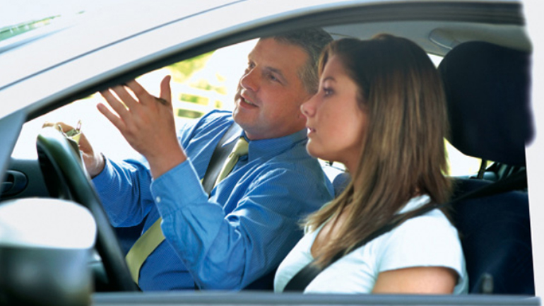 Πήρε το δίπλωμα μετά από 157 προσπάθειες και 4.000 ευρώ. Ποιος θα καθίσει συνοδηγός;