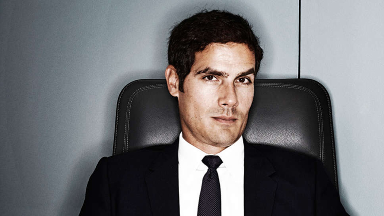 Ο άνθρωπος που τα τρολ παρουσίασαν ως εραστή του Μακρόν έλυσε την σιωπή του!