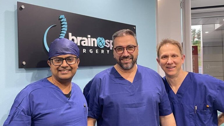 Ο Δρ. Γεώργιος Βασταρδής καθοδηγεί χειρουργούς σπονδυλικής στήλης στις νεότερες ενδοσκοπικές τεχνικές σε συνέδριο της Αυστραλίας