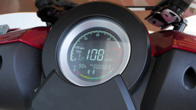 LCD οθόνη πληροφοριών με έγχρωμες ενδείξεις.