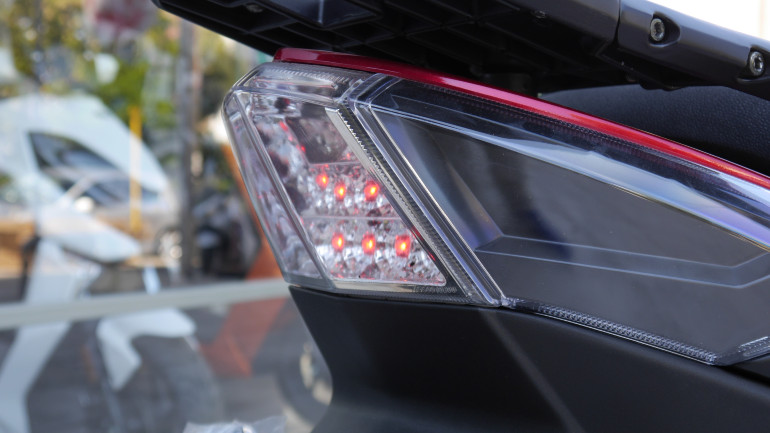 LED φωτιστικό σώμα και πίσω με σπορ αισθητική.