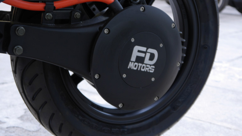 Ο κινητήρας είναι τοποθετημένος στο ψαλίδι και όχι στο κέντρο του τροχού.