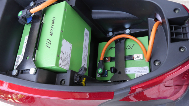 Δύο μπαταρίες αποσπώμενες με βάρος 11 κιλά η μία.