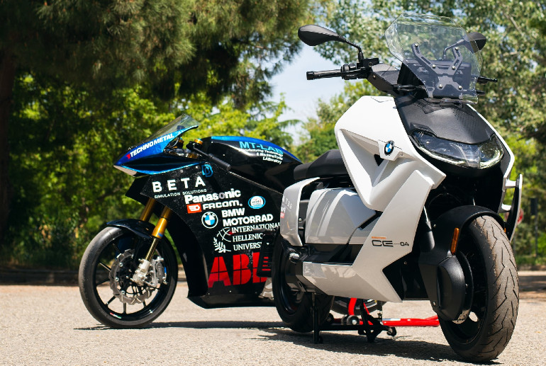 Το Hyperion δίπλα στο CE-04.