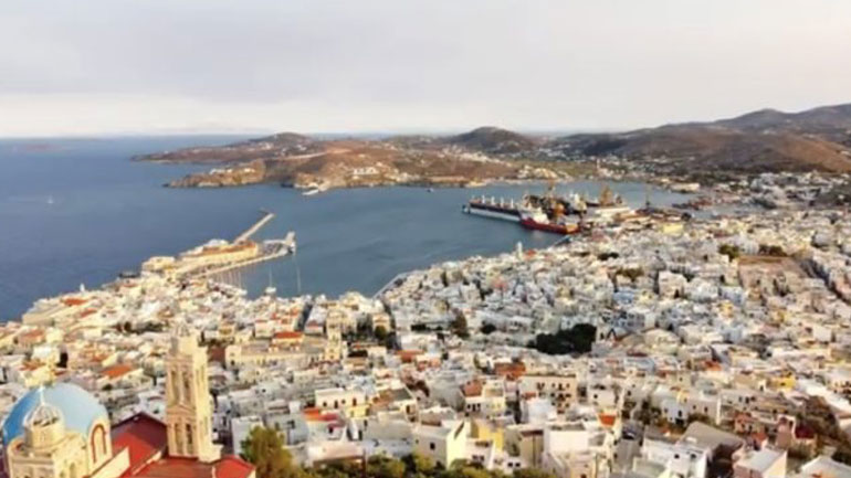 Θαυμάστε την Αρχόντισσα των Κυκλάδων από ψηλά!