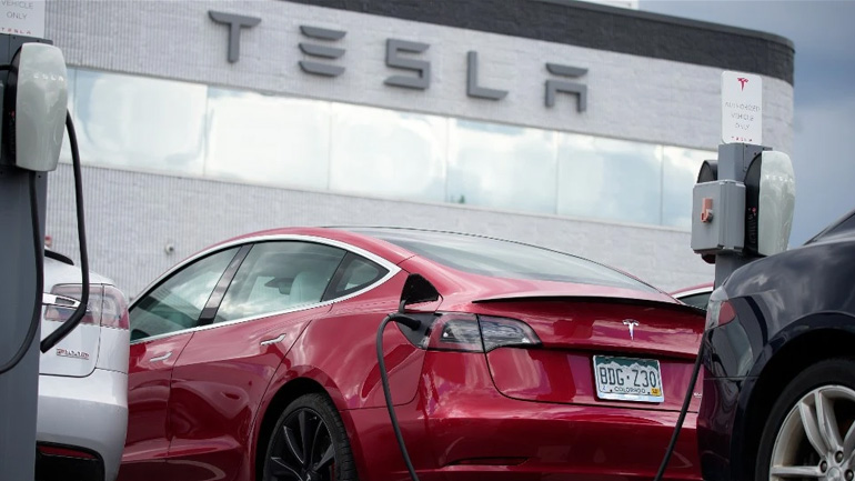 Περισσότερες από 758 καταγγελίες ιδιοκτητών Tesla για αναίτια φρεναρίσματα του αυτοκινήτου