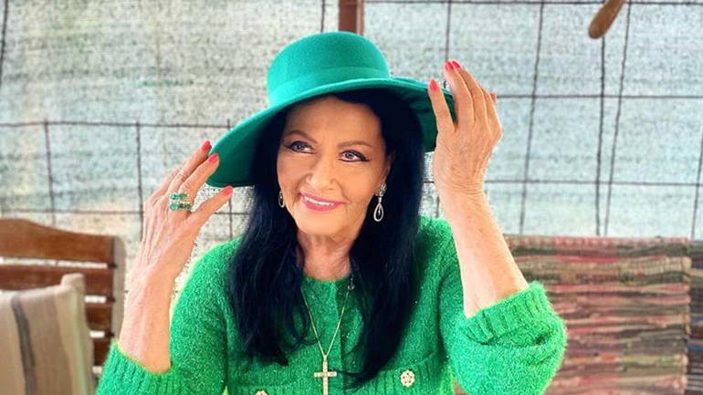 Ζωζώ Σαπουντζάκη: «Τρολάρει» τη βασίλισσα Ελισάβετ για την εμφάνισή της με τα πράσινα